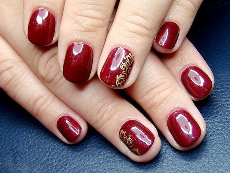 Маникюр на короткие ногти с золотым лаком фото Маникюр на короткие ногти с золотым лаком фото