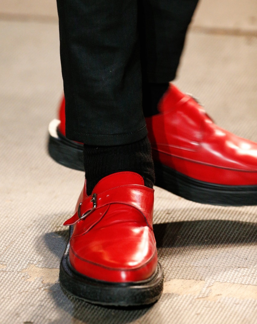 Красный туфли мужской. Красные туфли мужские. Красные ботинки мужские. Красные лакированные туфли мужские. Модные мужские ботинки лаковые.